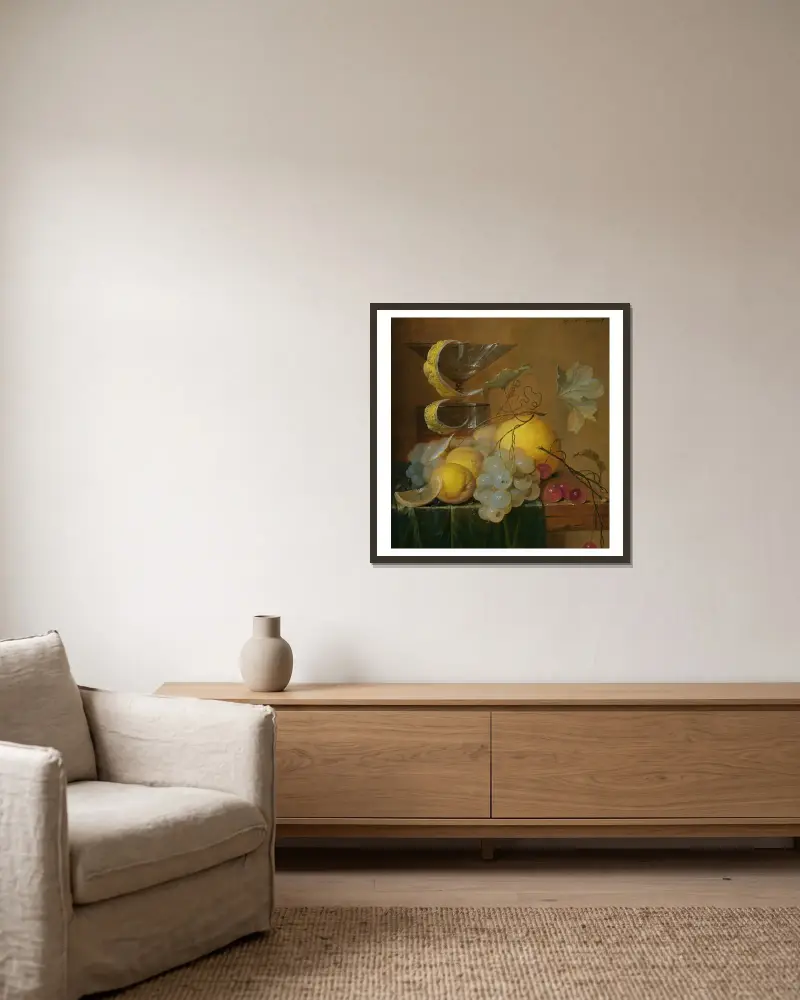 Martwa natura z kieliszkiem wina, skórką cytryny, brzoskwiniami, winogronami i wiśniami na rogu częściowo udrapowanego drewnianego stołu, Jan Davidsz de Heem w ramie na ścianie