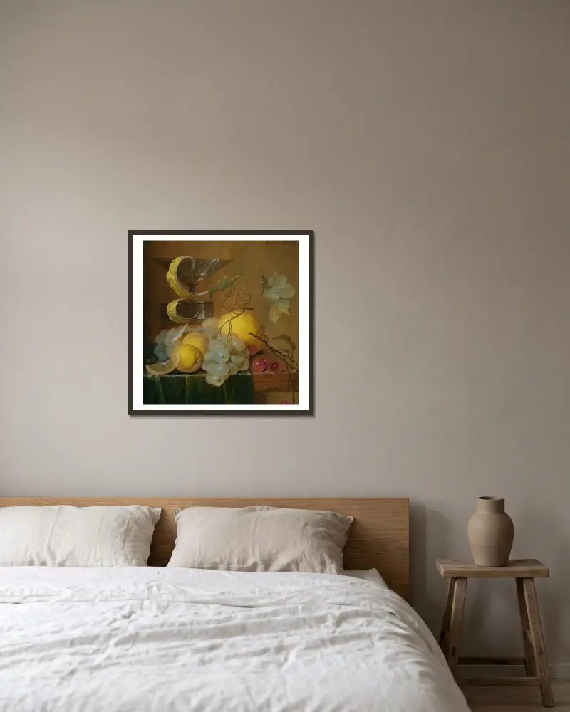 Martwa natura z kieliszkiem wina, skórką cytryny, brzoskwiniami, winogronami i wiśniami na rogu częściowo udrapowanego drewnianego stołu, Jan Davidsz de Heem w ramie na ścianie