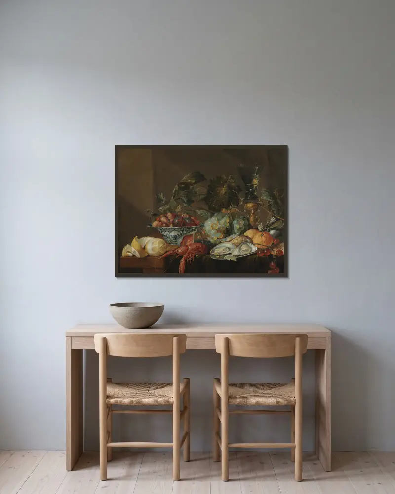 Stilleben med kräfta, ostron och frukt av Cornelis de Heem inramad på en vägg