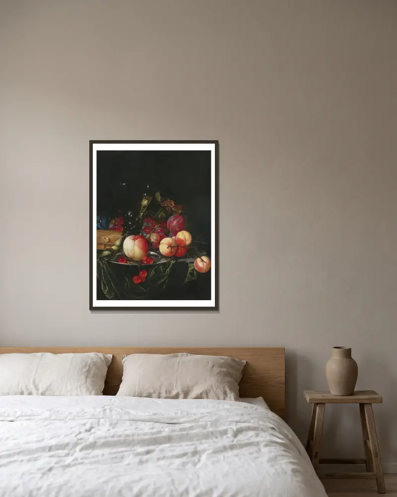 Stilleben med päron, druvor och plommon av Cornelis de Heem inramad på en vägg