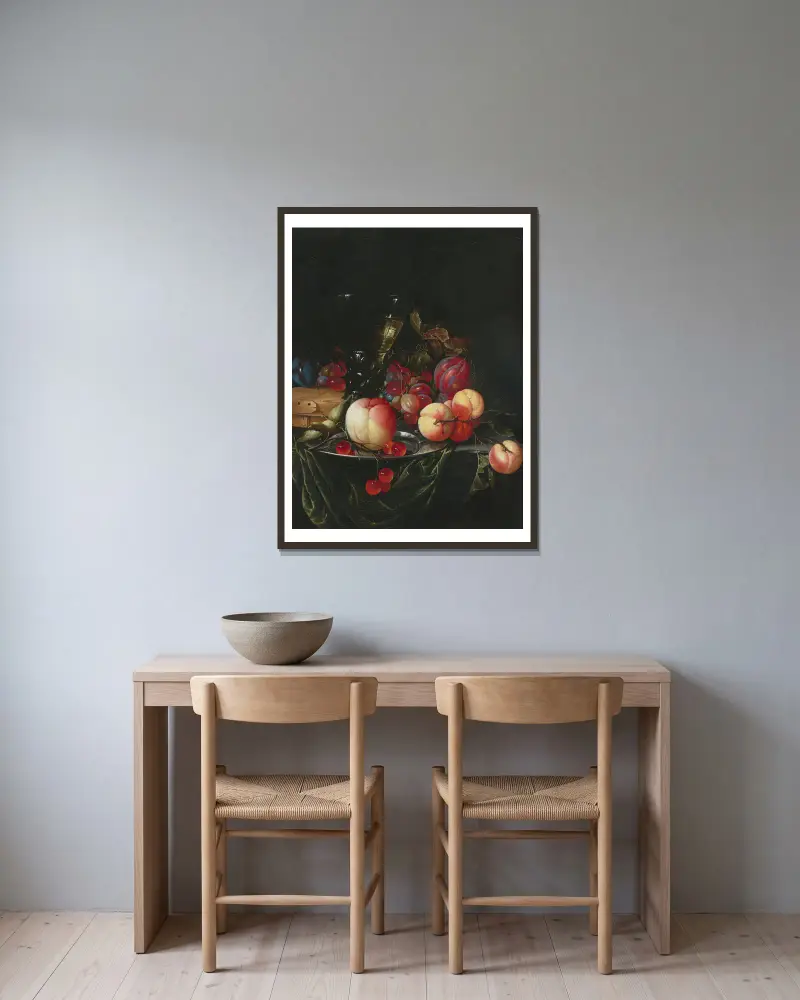 Stilleben med päron, druvor och plommon av Cornelis de Heem inramad på en vägg