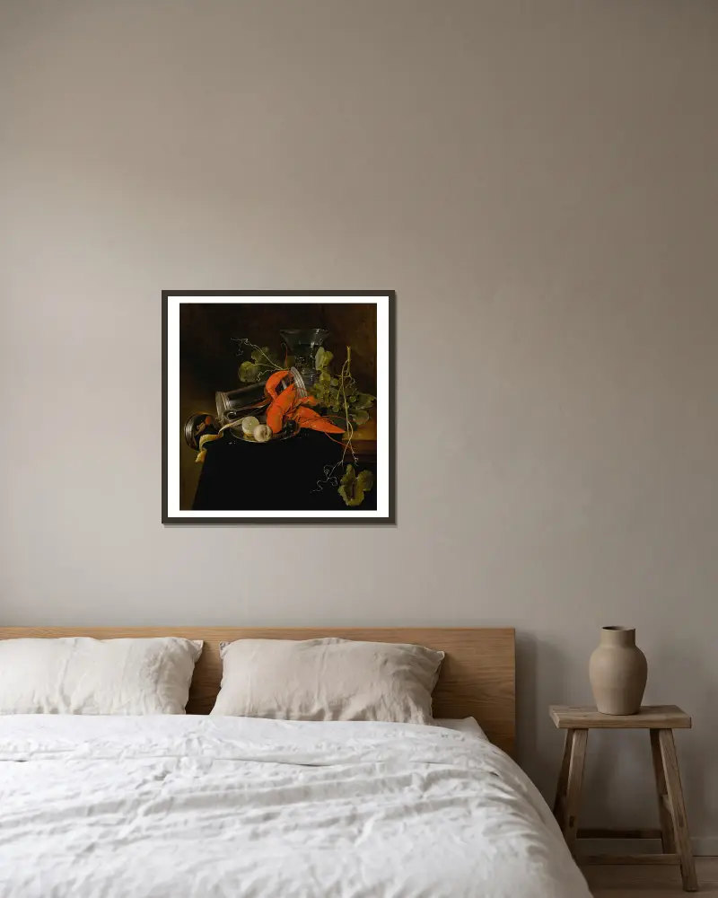 Stilleben med två humrar, en omkullvält sejdel, ett berkemeierglas, vindruvor och en citron av Jan Davidsz de Heem inramad på en vägg
