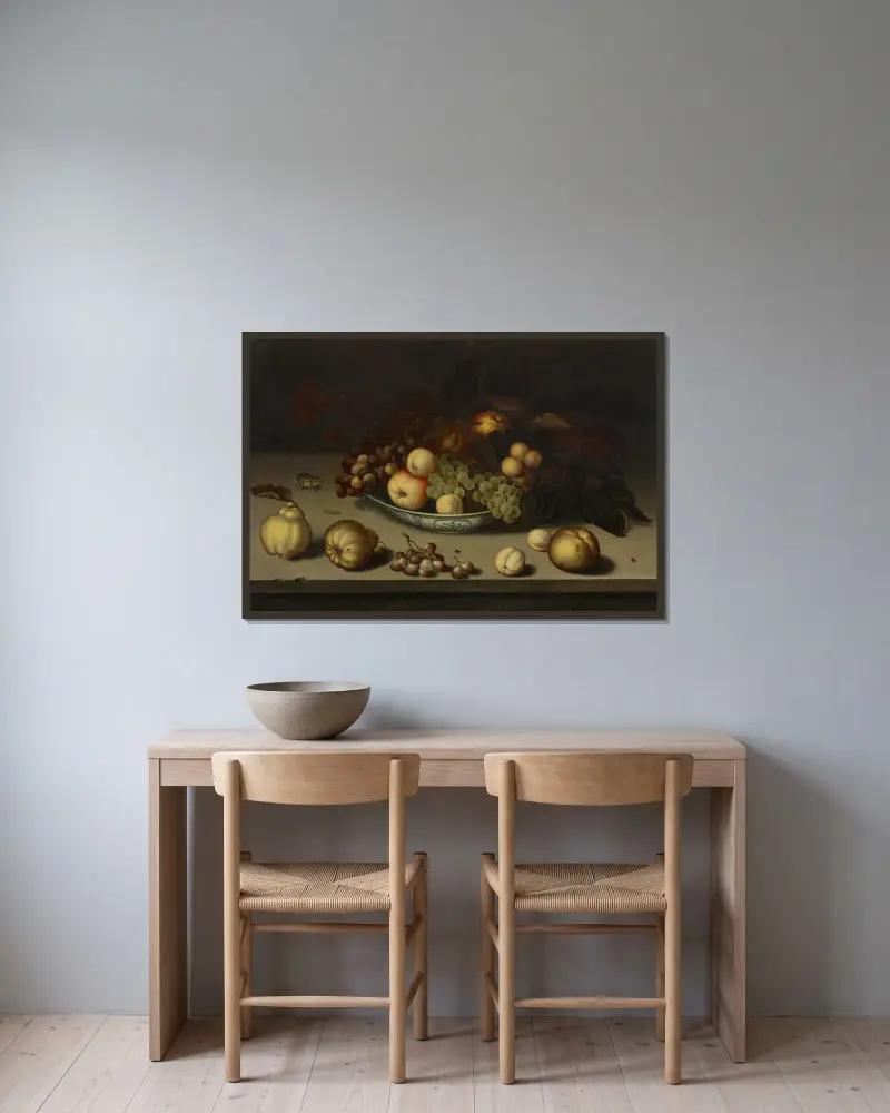 Vindruvor, äpplen, persikor och aprikoser i en wanli-skål, med kvitten, en groda, en larv, en fluga och en skalbagge på en stenavsats av Balthasar van der Ast inramad på en vägg