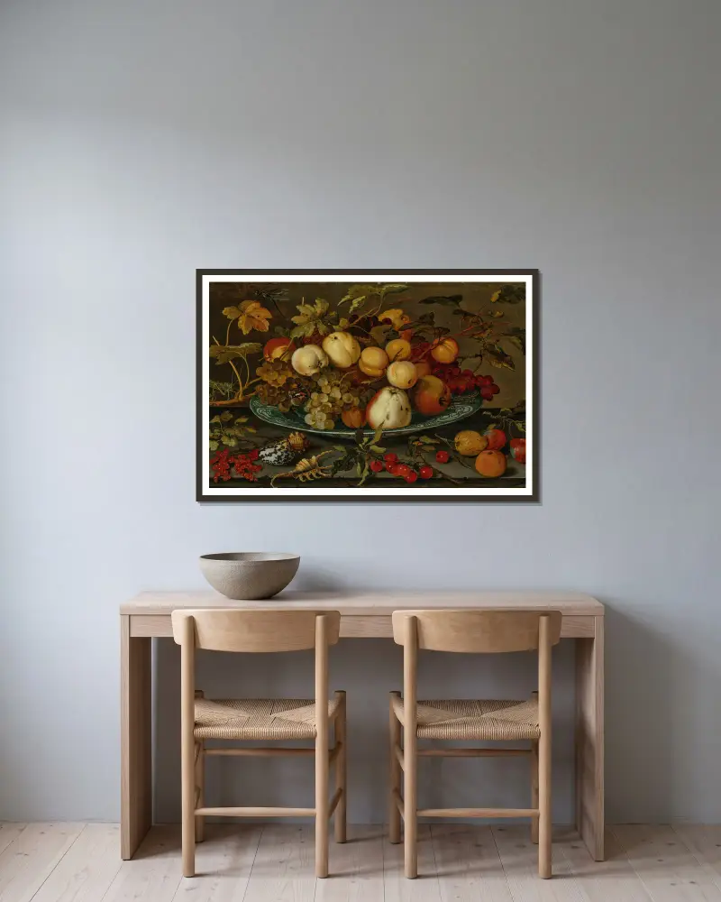 Vindruvor, persikor, äpplen och plommon i en wanli-skål på en avsats, med snäckor, en gräshoppa och annan frukt av Balthasar van der Ast inramad på en vägg