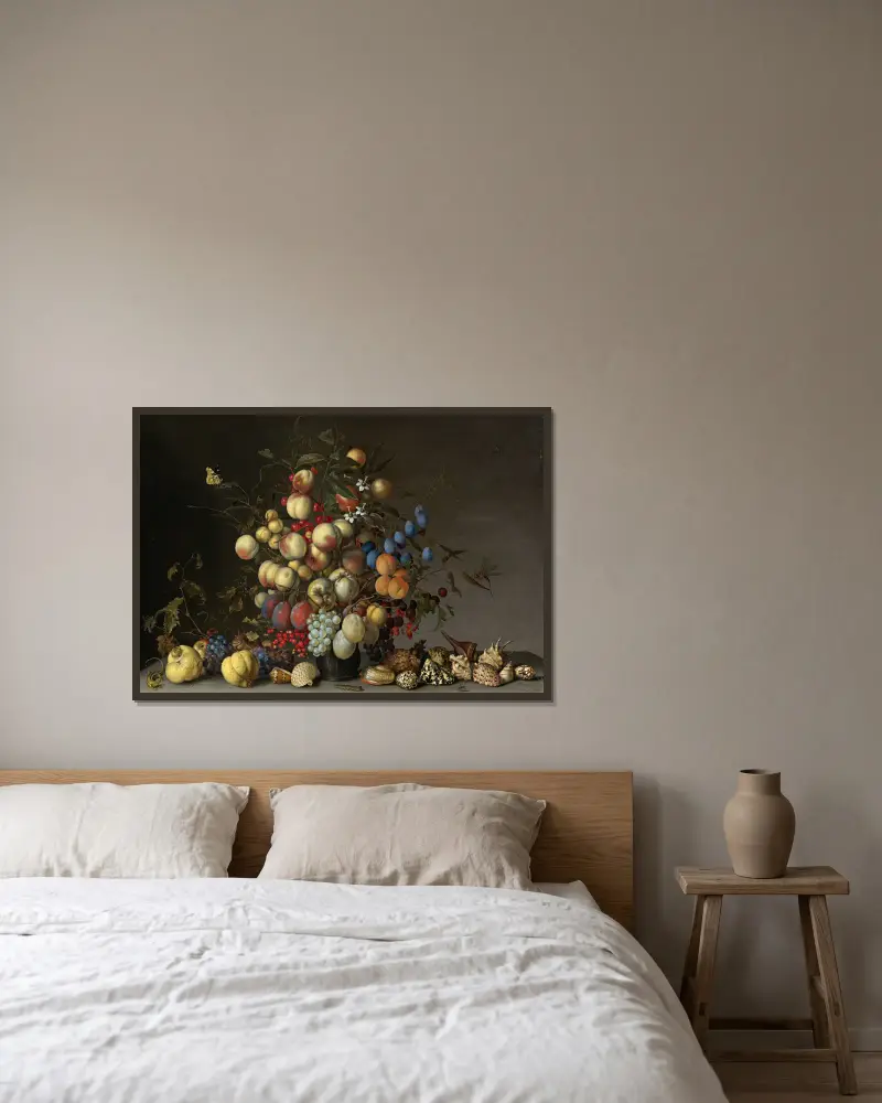 Pfirsiche, Pflaumen, Orangen, Äpfel, Kirschen, Weintrauben, Rote Johannisbeeren, Schwarze Johannisbeeren, Holzäpfel und andere Früchte in einem Zinnkrug von Balthasar van der Ast gerahmt an einer Wand