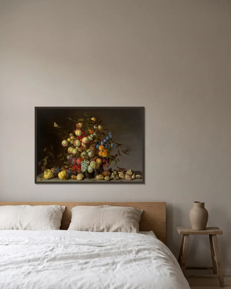 Persikor, plommon, apelsiner, äpplen, körsbär, druvor, röda vinbär, svarta vinbär, vildäpplen och annan frukt i en tennvas av Balthasar van der Ast inramad på en vägg