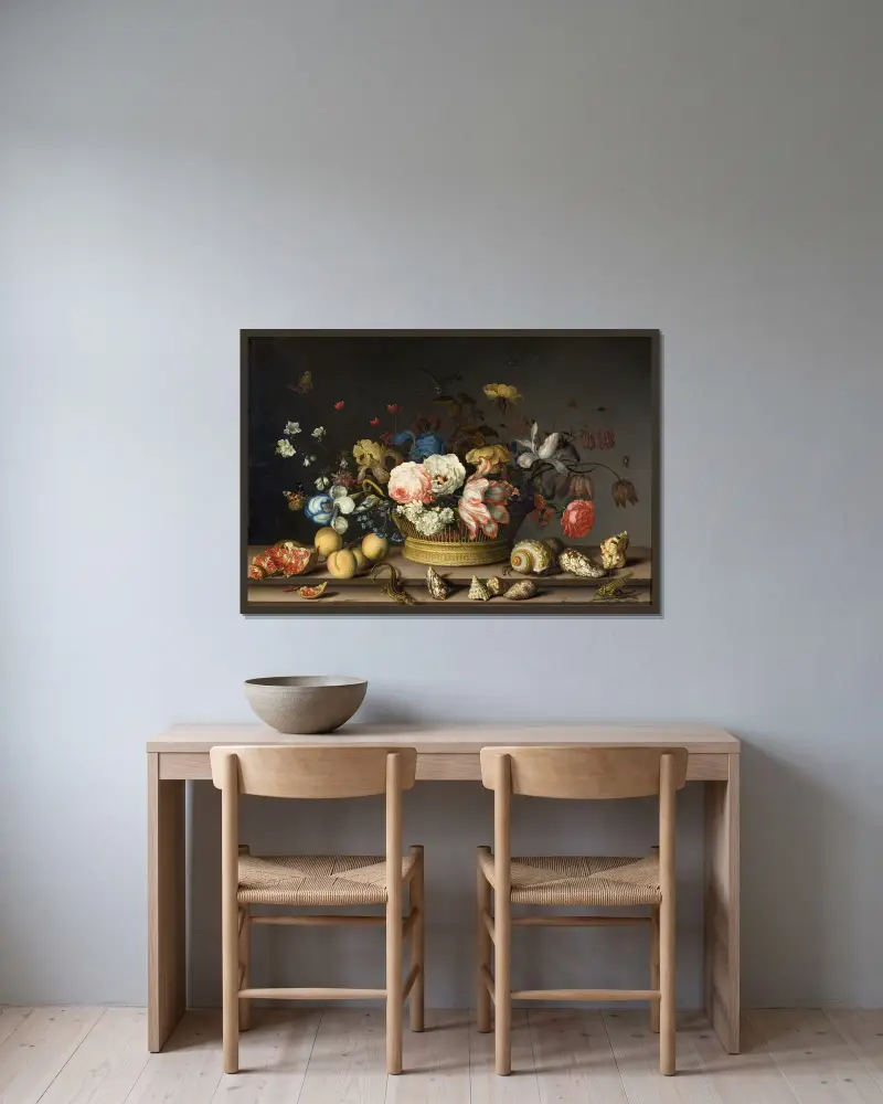 Stilleben med blomsterkorg av Balthasar van der Ast inramad på en vägg
