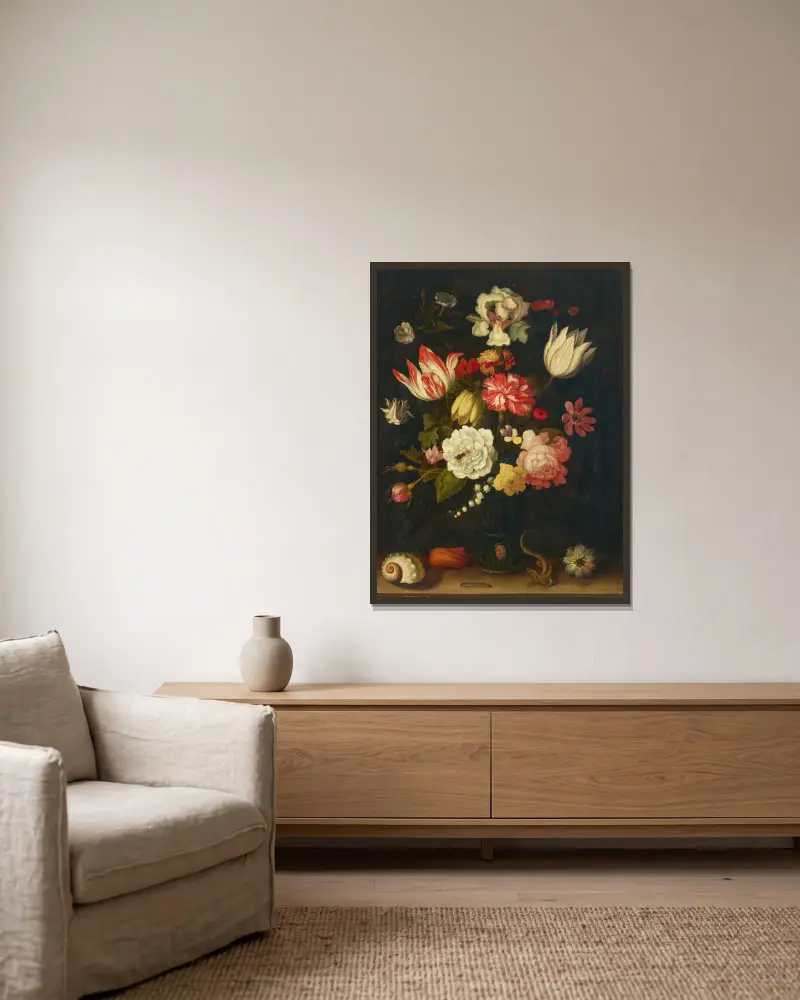 Tulpaner, nejlikor, rosor och andra blommor i en roemer med snäckor och en ödla på en avsats av Balthasar van der Ast inramad på en vägg