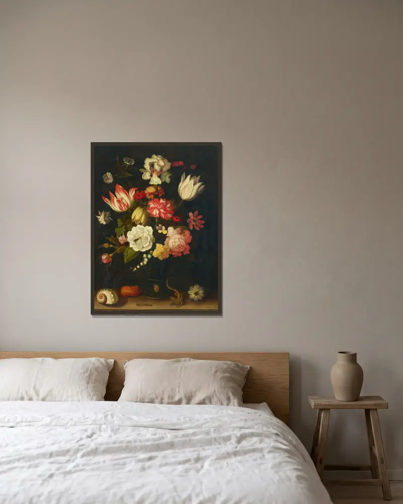 Tulpaner, nejlikor, rosor och andra blommor i en roemer med snäckor och en ödla på en avsats av Balthasar van der Ast inramad på en vägg