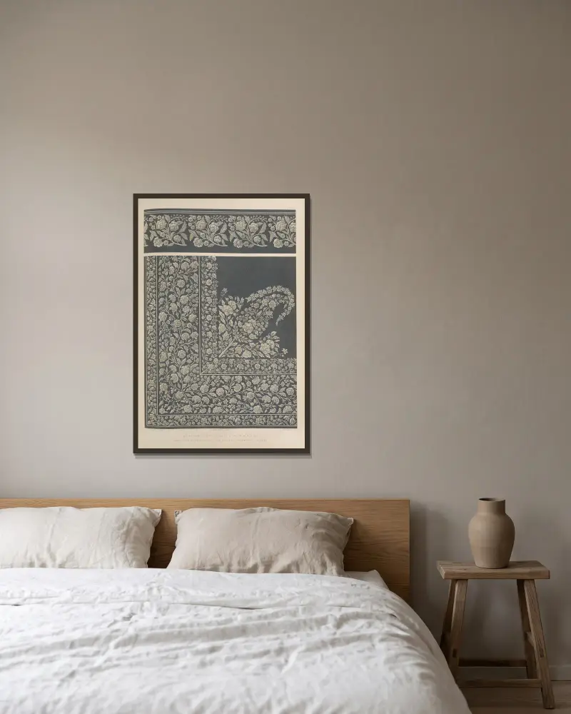Indiskt broderi i vit silke på svart nät av Matthew Digby Wyatt inramad på en vägg
