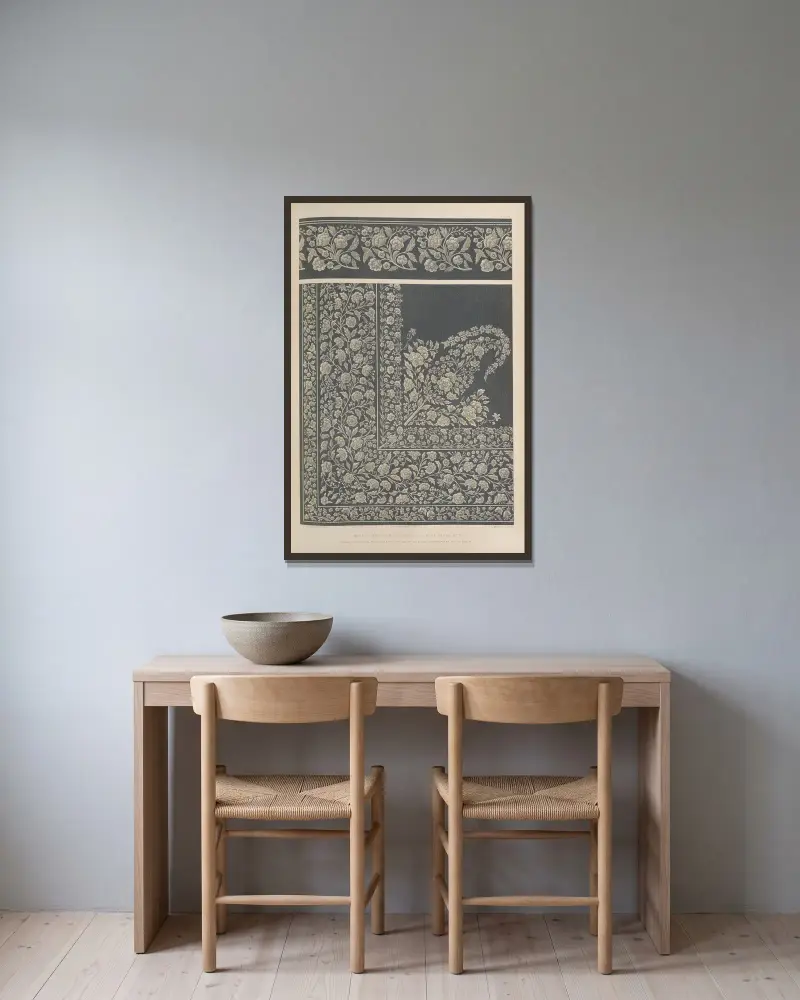 Indiskt broderi i vit silke på svart nät av Matthew Digby Wyatt inramad på en vägg