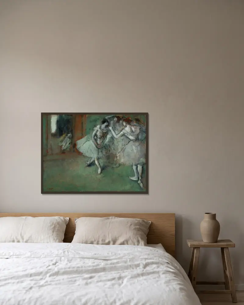 En grupp dansare av Edgar Degas inramad på en vägg