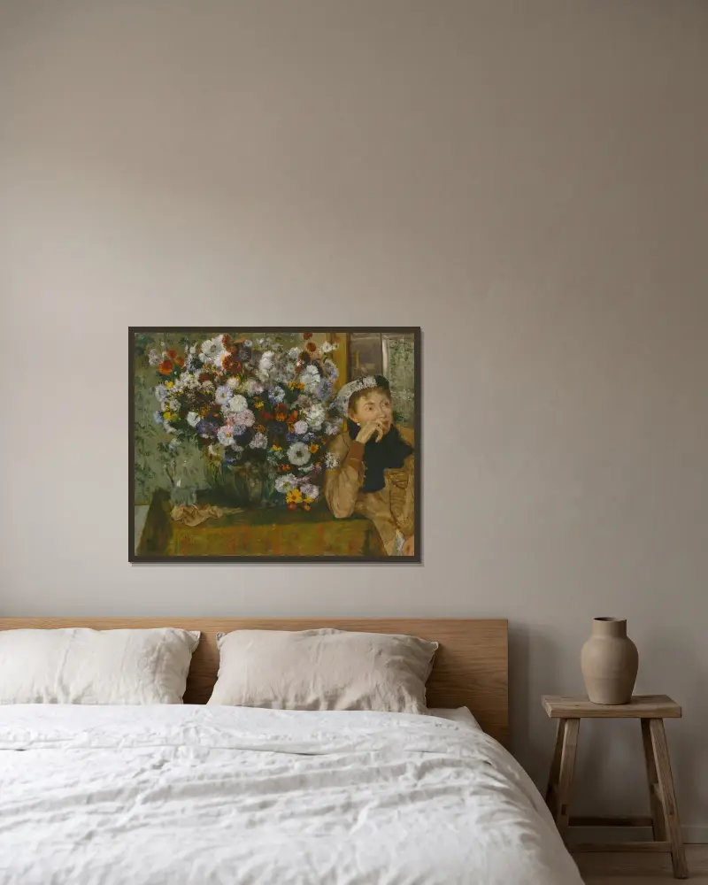 Kvinna vid en vas med blommor av Edgar Degas inramad på en vägg