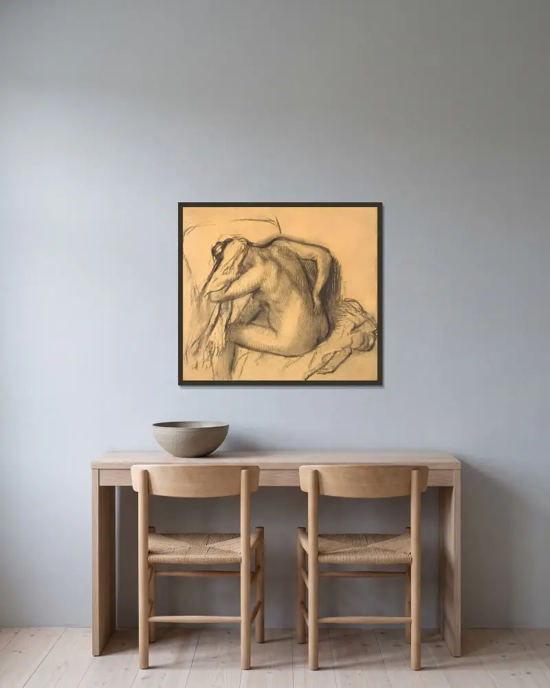 Efter badet, kvinna som torkar sitt hår av Edgar Degas inramad på en vägg