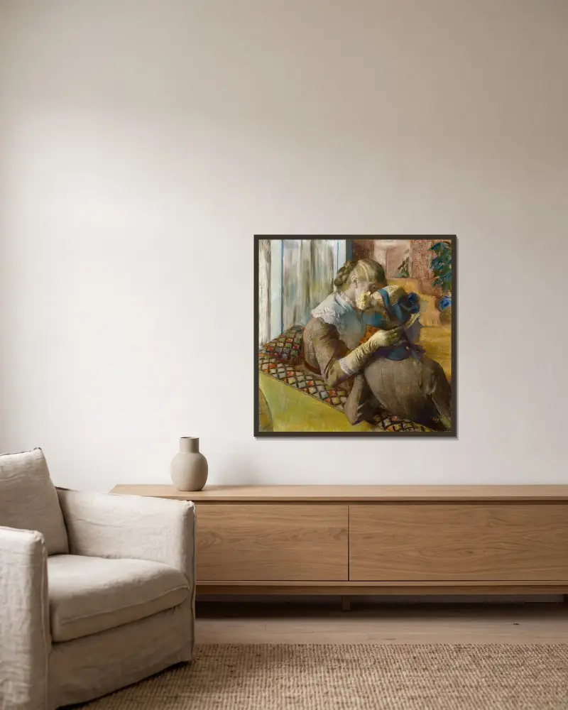 Bei der Modistin von Edgar Degas gerahmt an einer Wand