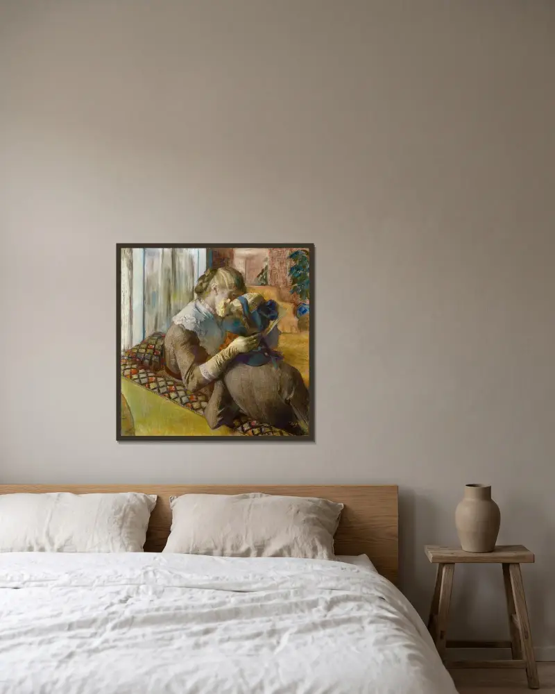 Bei der Modistin von Edgar Degas gerahmt an einer Wand