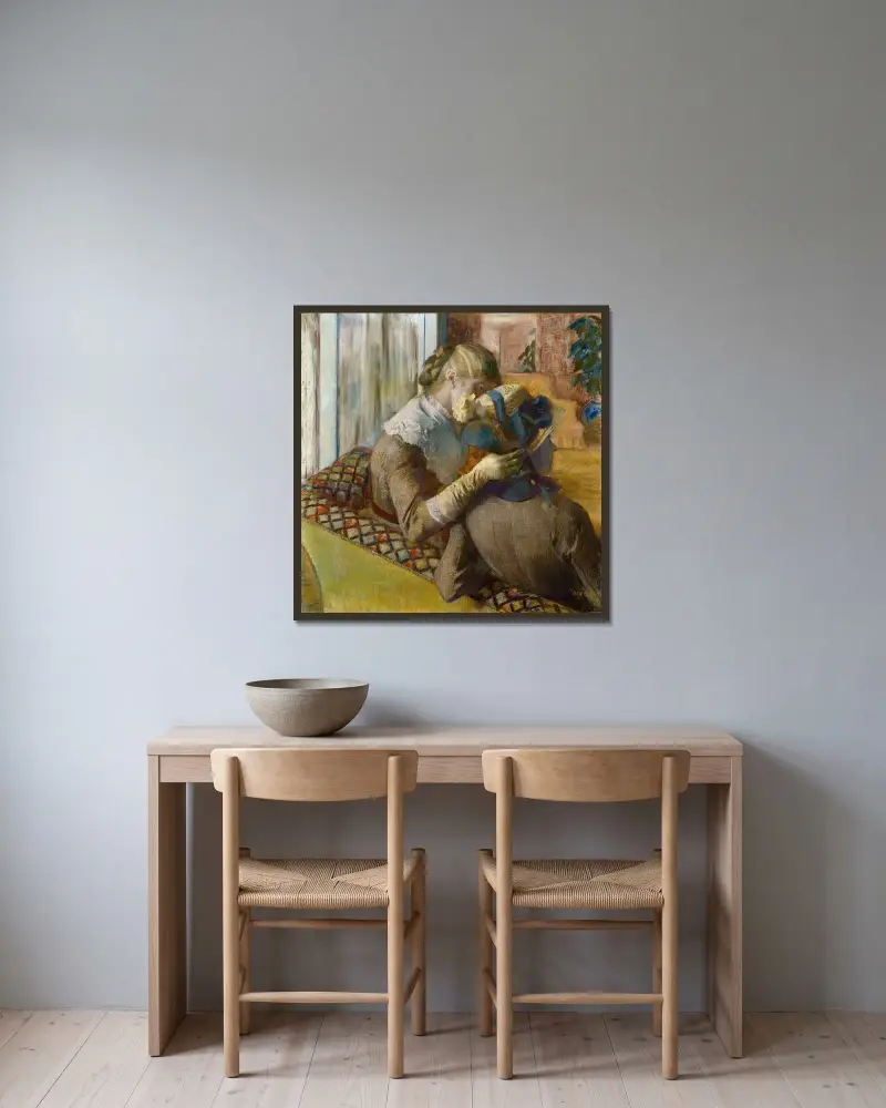 Bei der Modistin von Edgar Degas gerahmt an einer Wand