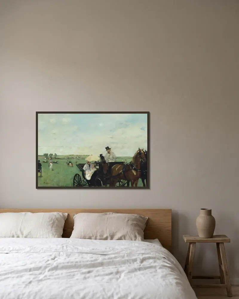 Bei den Pferderennen auf dem Land von Edgar Degas gerahmt an einer Wand