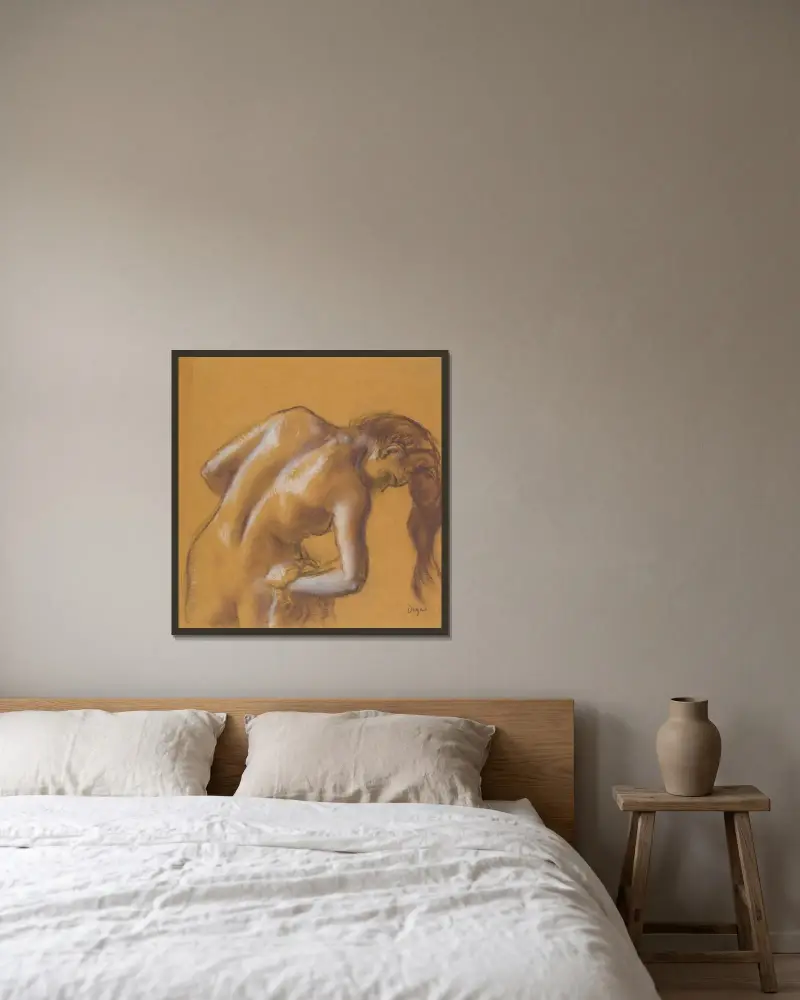 Bather Drying Herself av Edgar Degas inramad på en vägg
