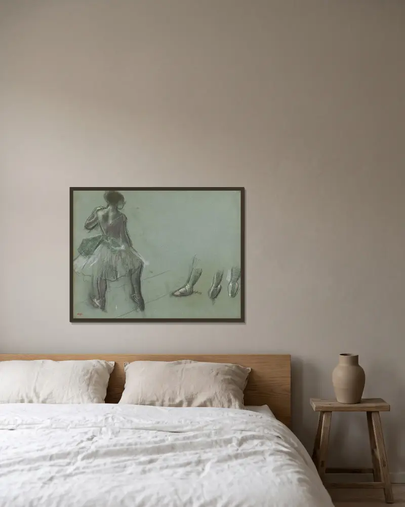 Dansare sedd bakifrån och tre fotstudier av Edgar Degas inramad på en vägg