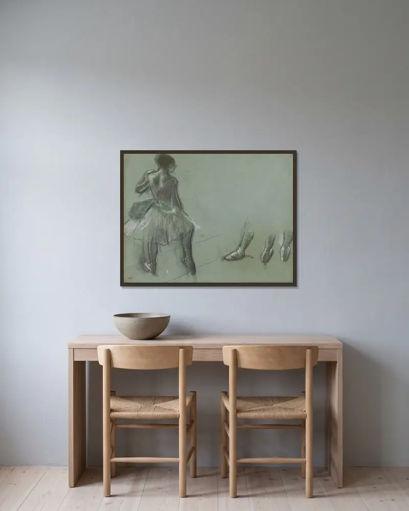 Dansare sedd bakifrån och tre fotstudier av Edgar Degas inramad på en vägg