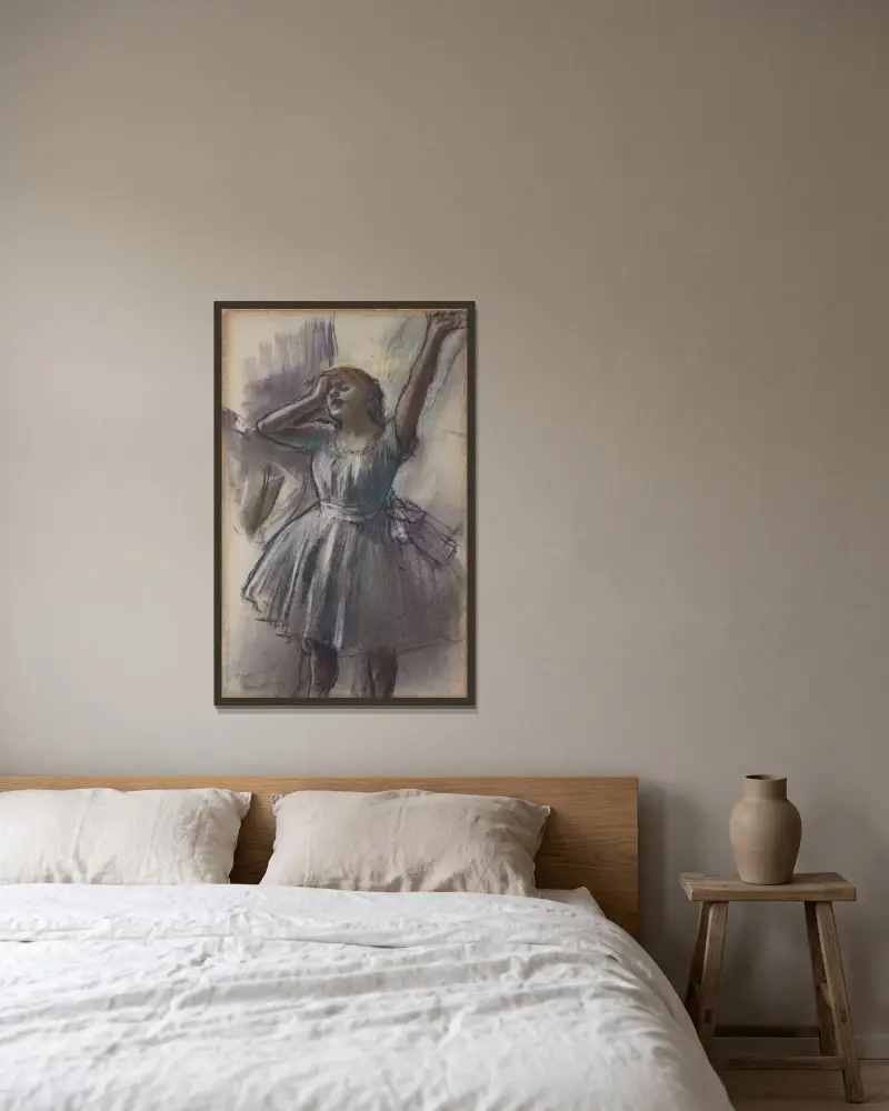 Dancer Stretching av Edgar Degas inramad på en vägg