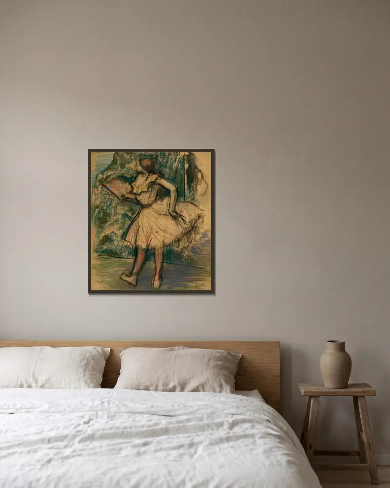 Dancer with a Fan av Edgar Degas inramad på en vägg
