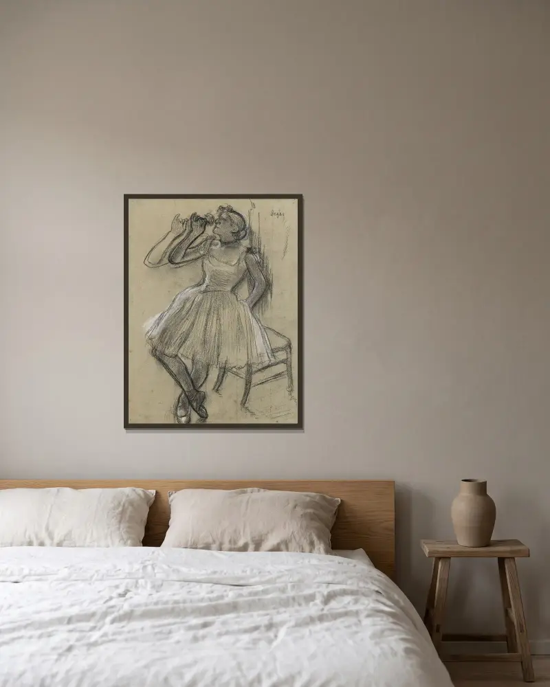 Danseuse à la rose av Edgar Degas inramad på en vägg