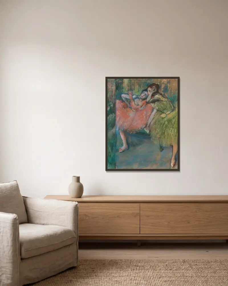Danseuses Au Foyer av Edgar Degas inramad på en vägg