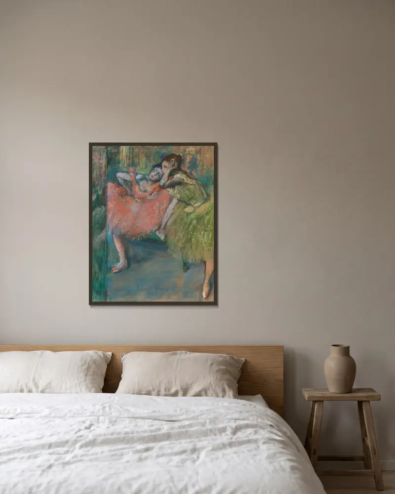 Danseuses Au Foyer av Edgar Degas inramad på en vägg
