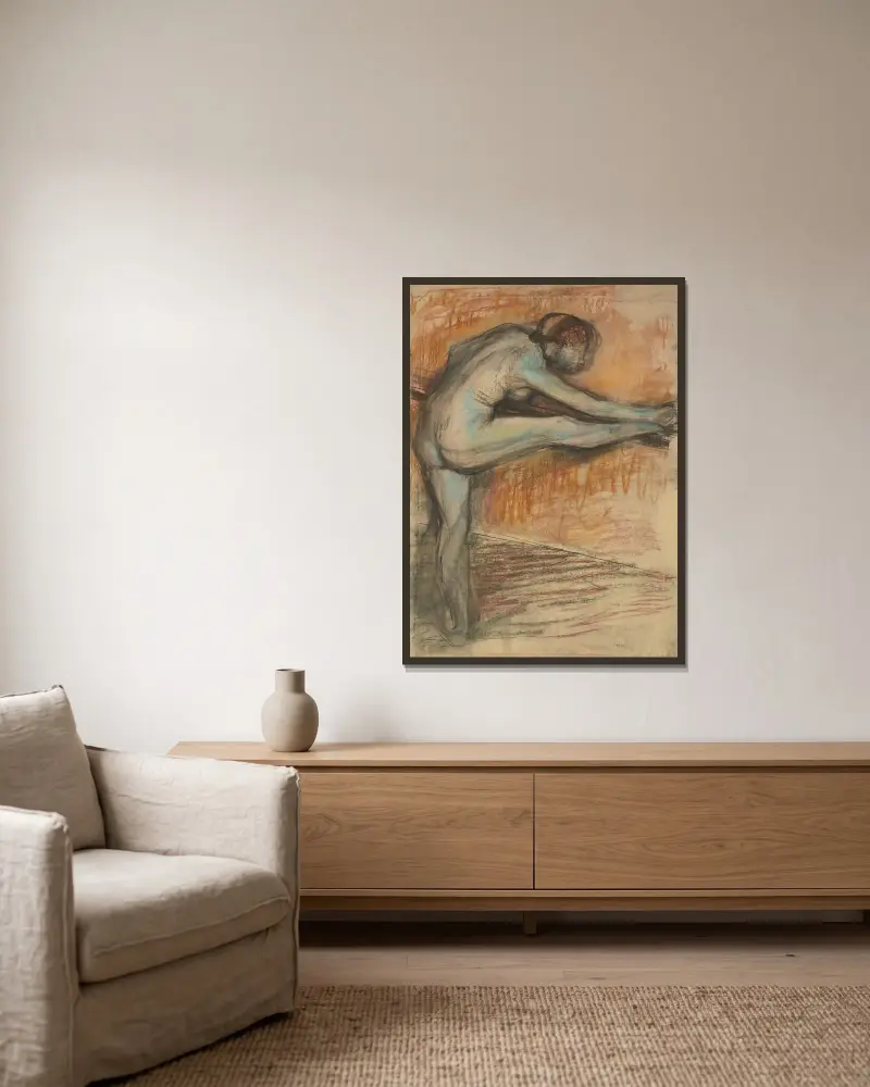 Nakenstudie för dansös vid stången av Edgar Degas inramad på en vägg