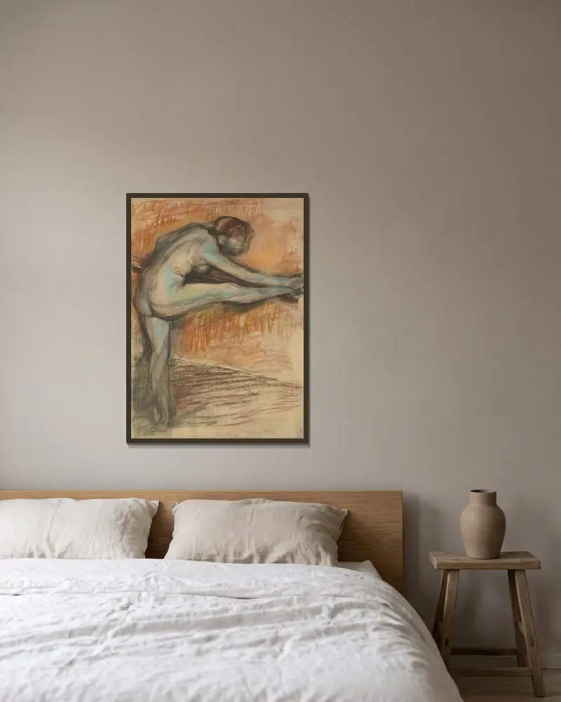 Nakenstudie för dansös vid stången av Edgar Degas inramad på en vägg