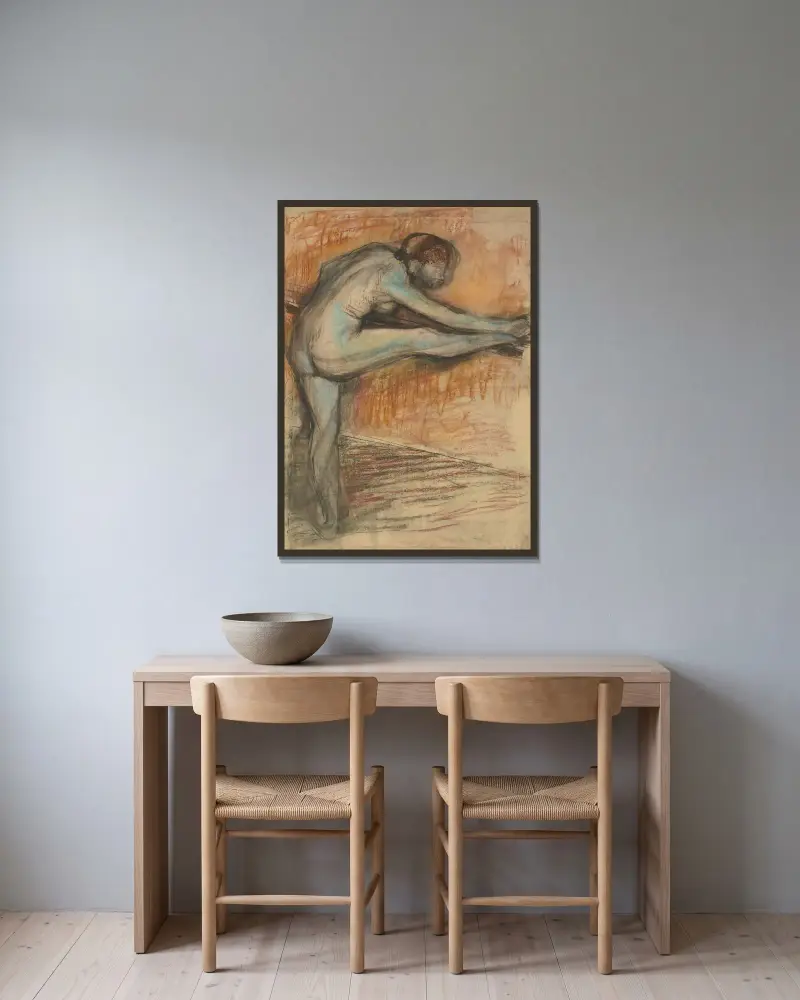 Nakenstudie för dansös vid stången av Edgar Degas inramad på en vägg