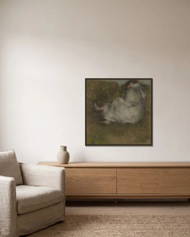 Kvinna sittande på en soffa av Edgar Degas inramad på en vägg