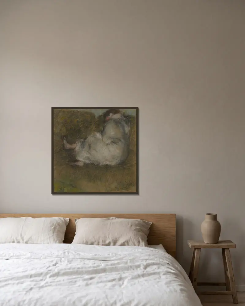 Kvinna sittande på en soffa av Edgar Degas inramad på en vägg