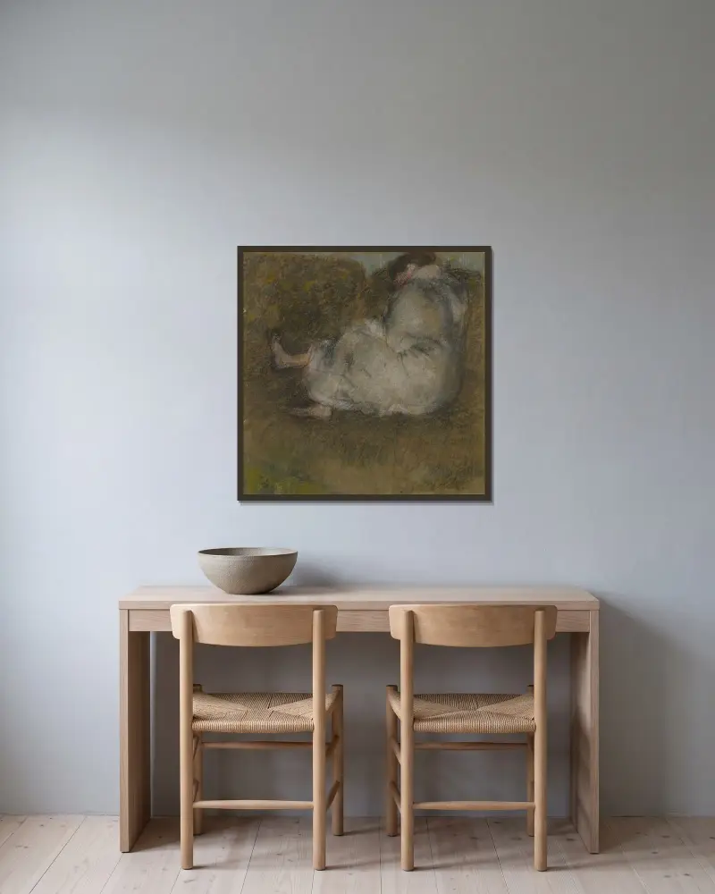 Kvinna sittande på en soffa av Edgar Degas inramad på en vägg