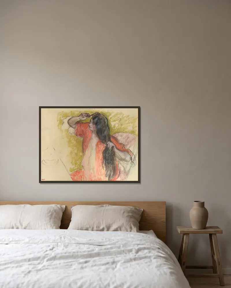 Femme En Peignoir Rouge Se Coiffant av Edgar Degas inramad på en vägg