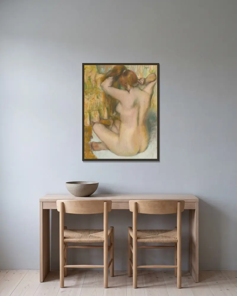 Naken kvinna sedd bakifrån, kammande sitt hår av Edgar Degas inramad på en vägg