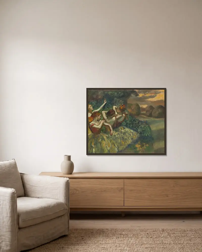 Four Dancers av Edgar Degas inramad på en vägg