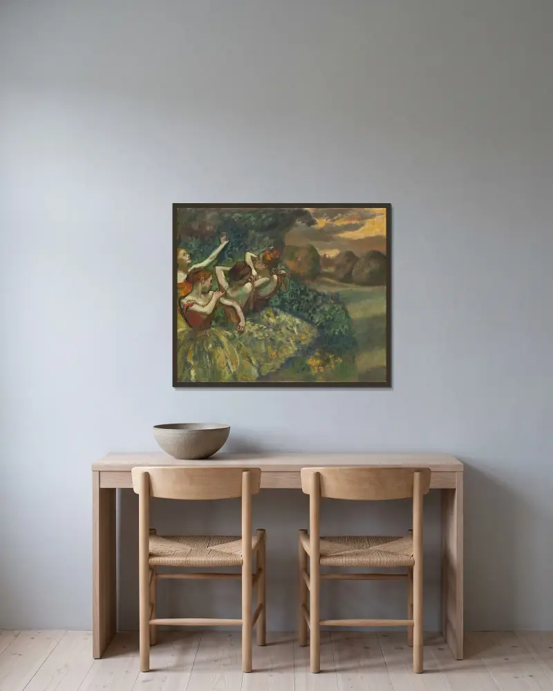 Four Dancers av Edgar Degas inramad på en vägg