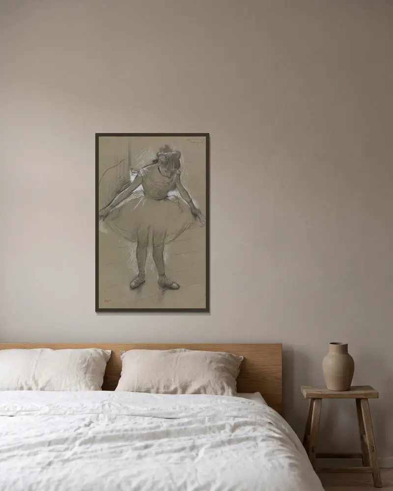 Ung dansös i motljus av Edgar Degas inramad på en vägg