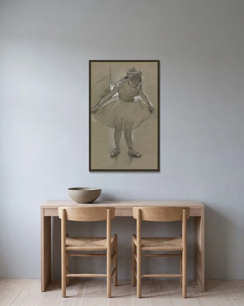 Ung dansös i motljus av Edgar Degas inramad på en vägg