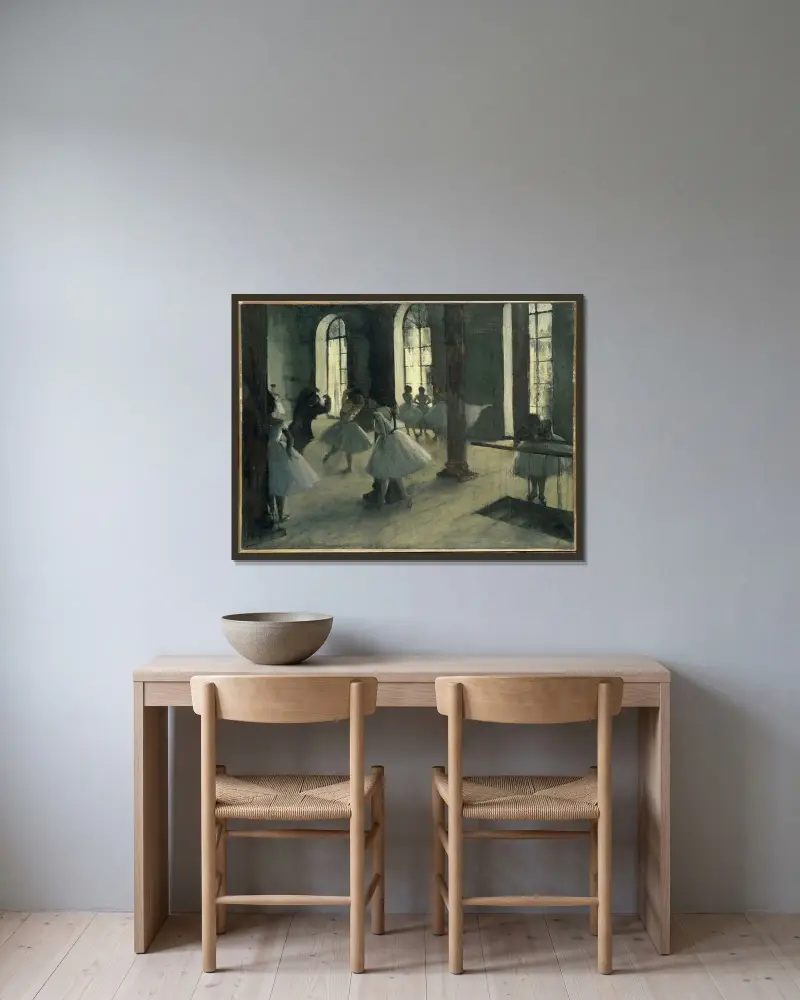 Die Tanzprobe im Foyer de la Danse von Edgar Degas gerahmt an einer Wand