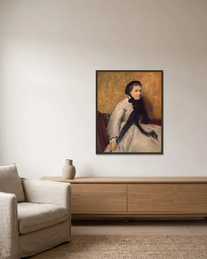 Porträtt av en kvinna i grått av Edgar Degas inramad på en vägg