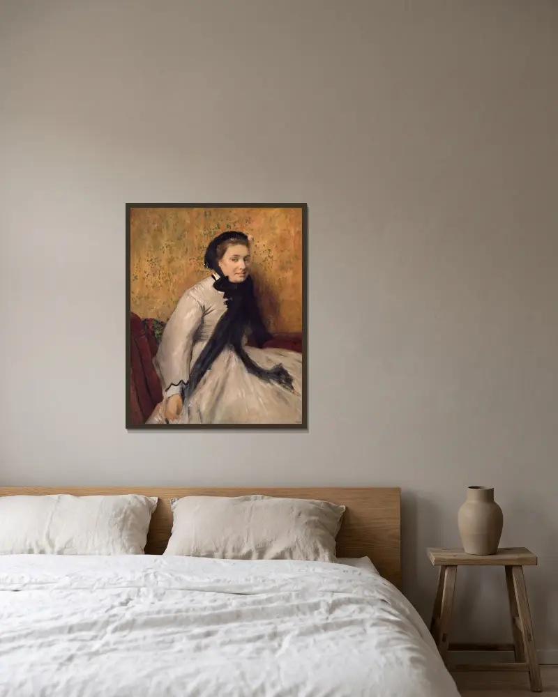 Porträtt av en kvinna i grått av Edgar Degas inramad på en vägg