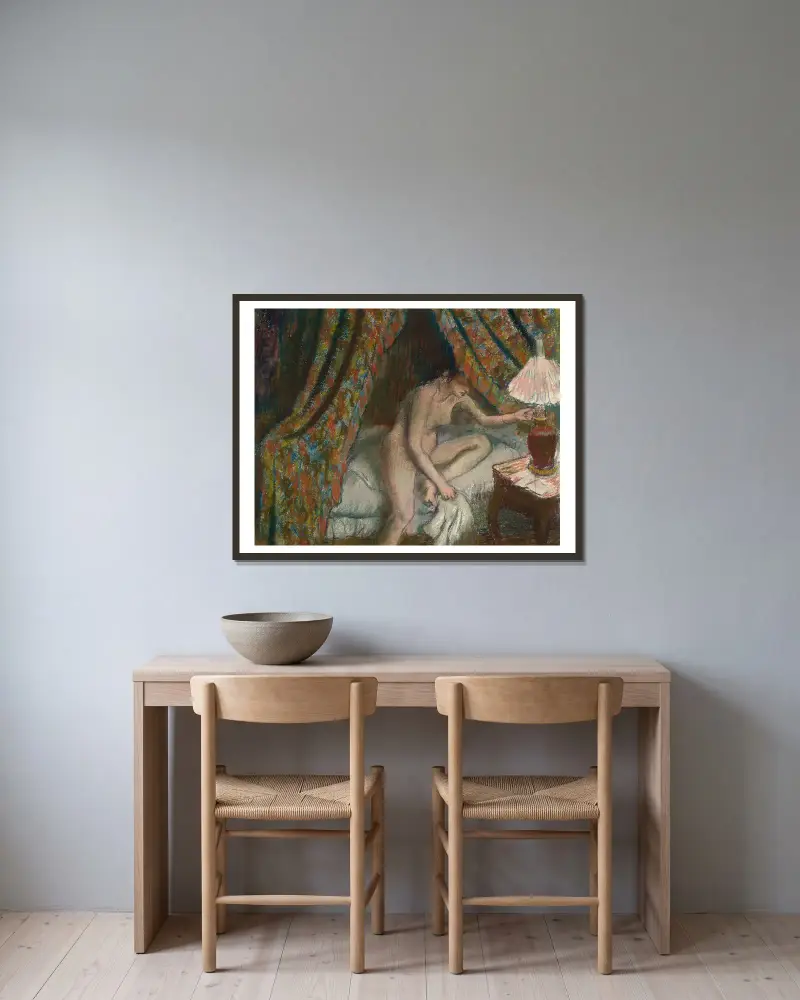 Retiring av Edgar Degas inramad på en vägg