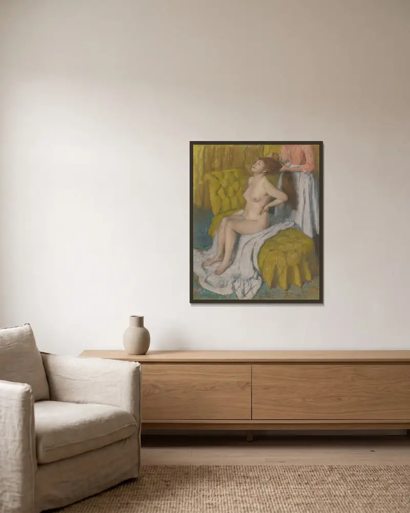 Frau, die ihr Haar gekämmt bekommt von Edgar Degas gerahmt an einer Wand