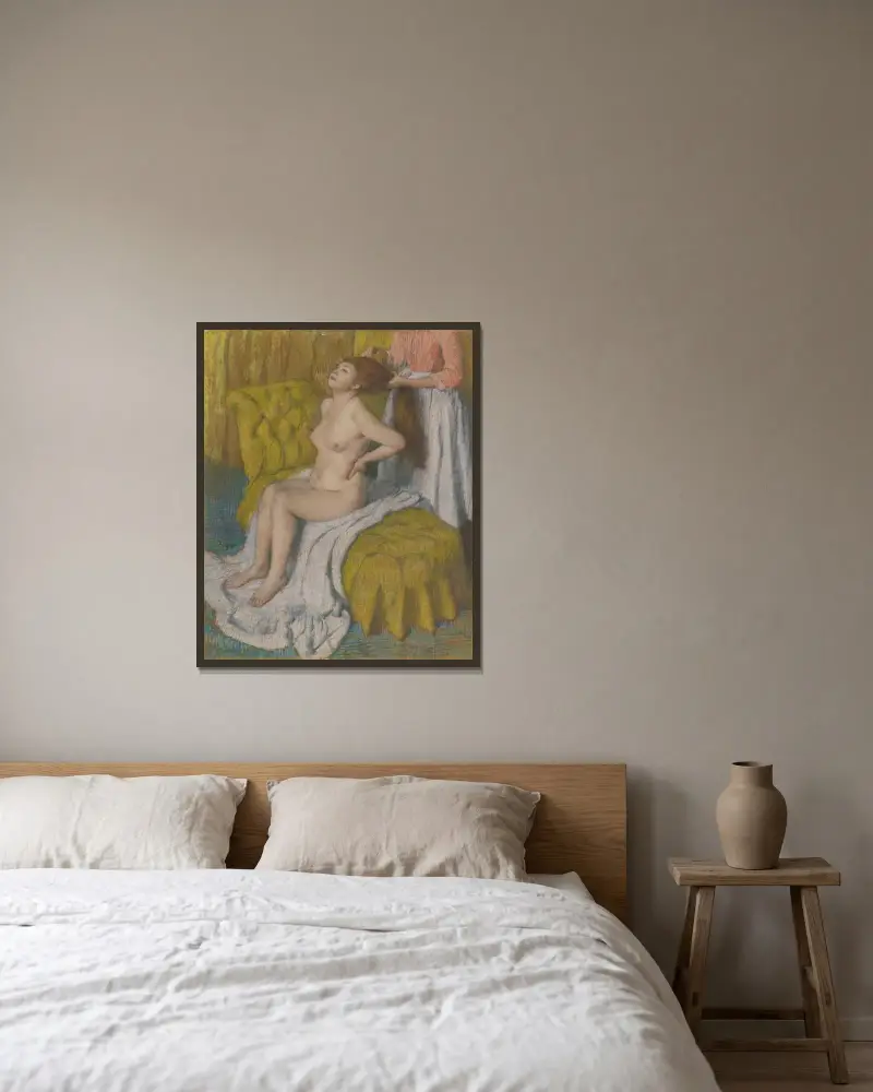 Frau, die ihr Haar gekämmt bekommt von Edgar Degas gerahmt an einer Wand