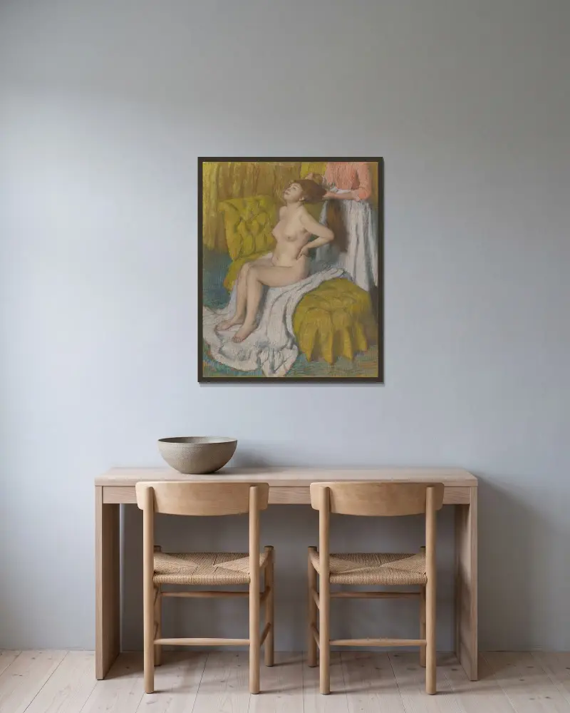 Frau, die ihr Haar gekämmt bekommt von Edgar Degas gerahmt an einer Wand