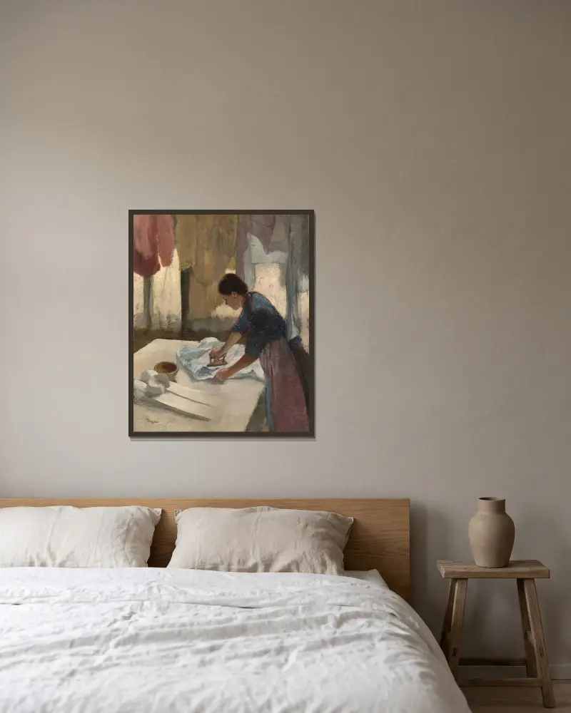 Woman Ironing av Edgar Degas inramad på en vägg